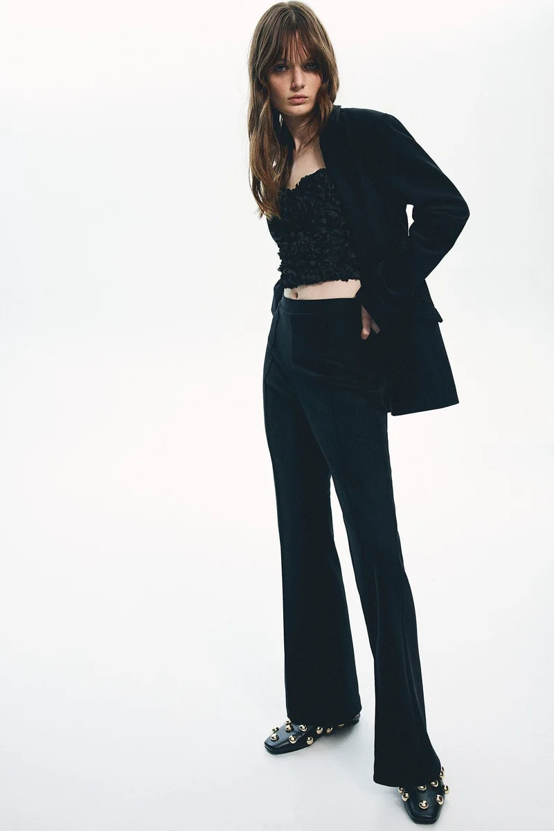 اتش اند ام بلوزة باندو قصيرة من قماش مزخرف